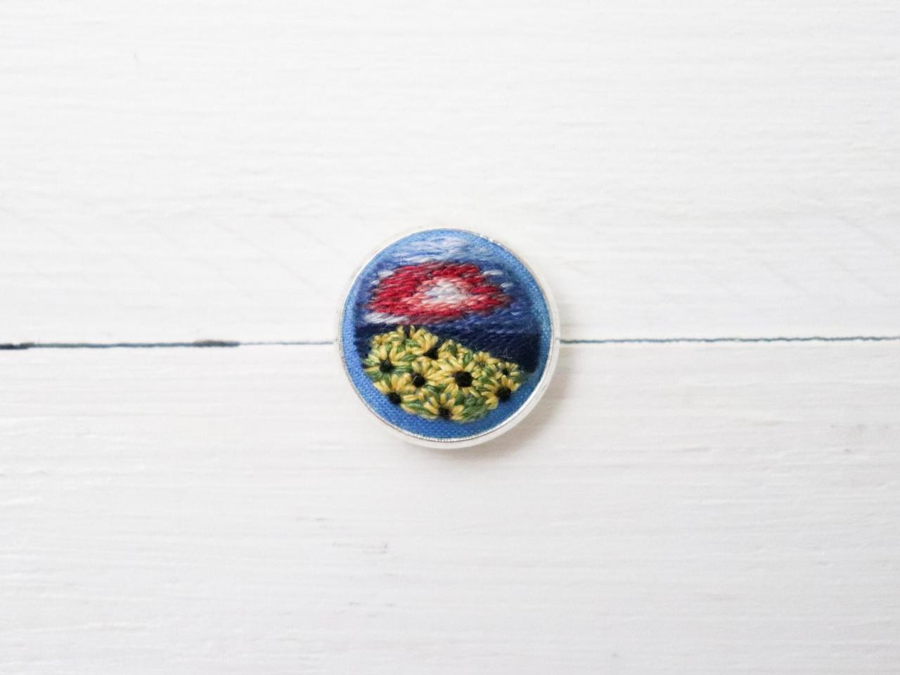 Miniature embroidery pin Sunflower brooch Sunflower pin Embroidery pin Hand embroidery Embroidered pin Sunflower collar pin Floral pin